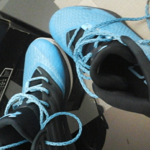 Tennis shoes - Picture 3 of 3